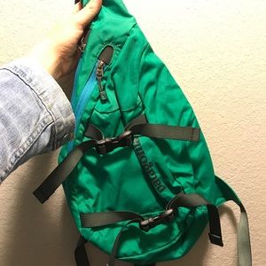 Patagonia atom sling 8L backpack in green